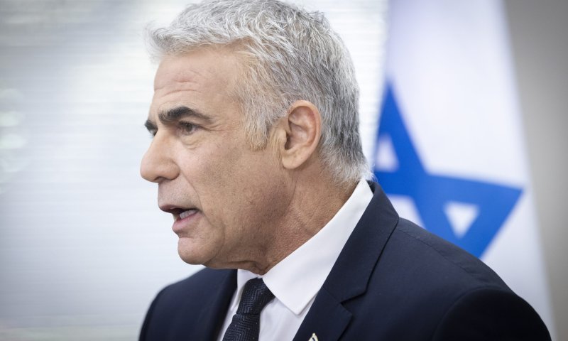 התחממות מדינית? לפיד בפגישה עם בכיר ברשות