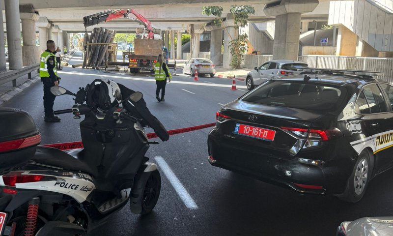 משאית פגעה בגשר רוקח: עומסי תנועה כבדים באיילון