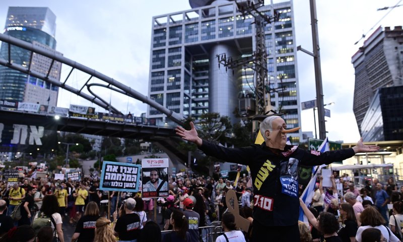 אירוע חריג: בן 73 הותקף בהפגנה למען החטופים ונפצע בפניו