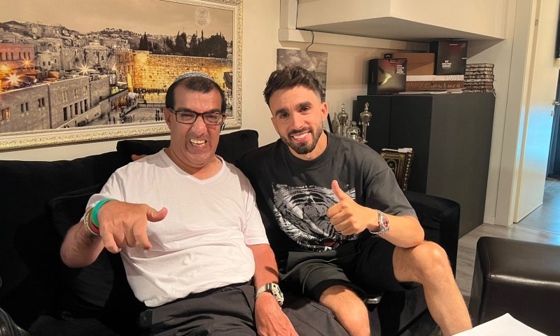 המחווה של מושיקו מור לבחור הלוקה בשיתוק מוחין