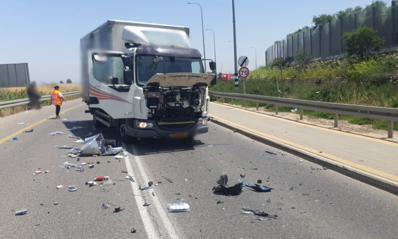 רוכב אופנוע נפגע ממשאית סמוך לבני עי"ש ונפצע אנוש