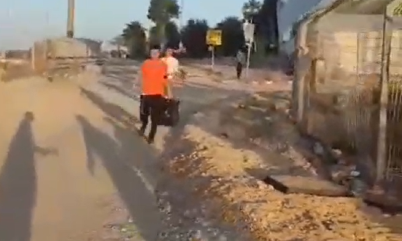 צפו: עשרות נערים התבצרו במעבר ארז וחצו את הגבול