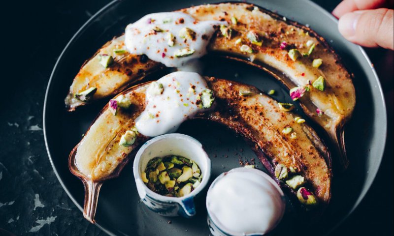 בננה אפויה עם יוגורט ופיסטוקים ניסיתם כבר?