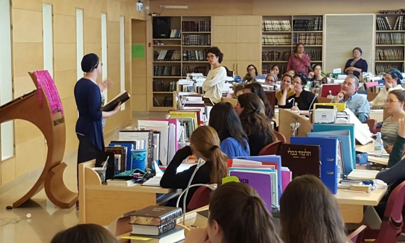 גם הן יכולות: תלמידת מדרשה סיימה את הש"ס