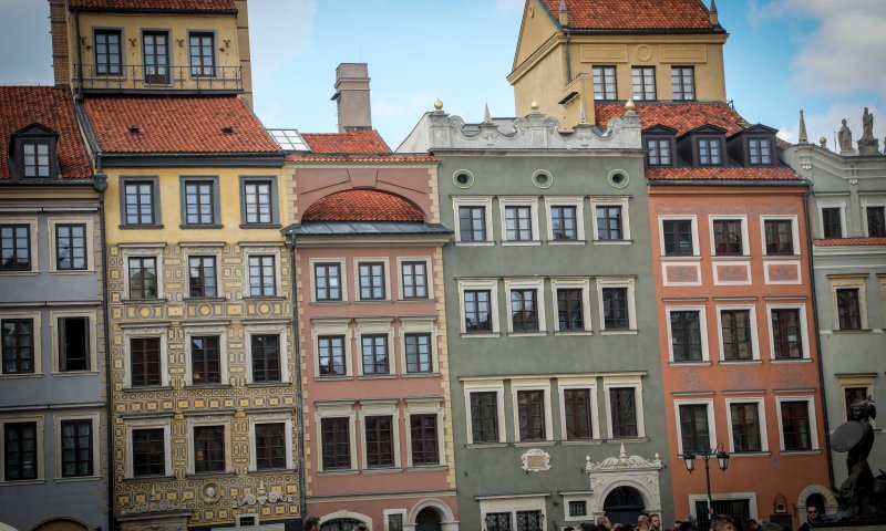 אֲנִי כּוֹתֵב בַּמָּלוֹן בְּוַרְשָׁה/ שיר