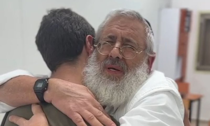 מרגש: אב פוגש את בנו הצנחן ופורץ בבכי