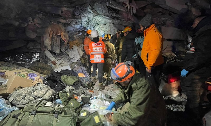 צפו: ילד בן 12 חולץ מתוך ההריסות בטורקיה