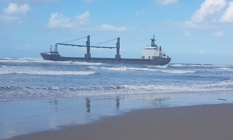 מול חופי קרית ים: אניית מסע תקועה בחול