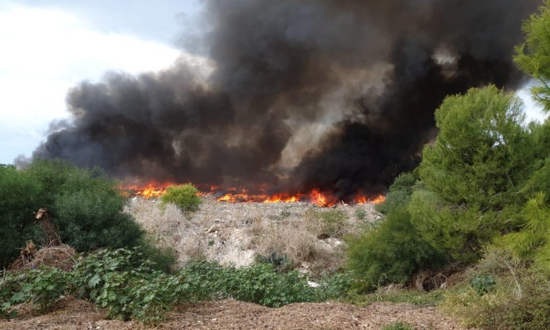 שריפה ביישוב שלומי: החל פינוי בתי התושבים