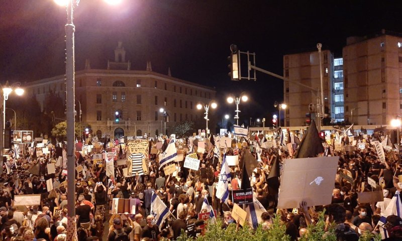 עשרות אלפי מפגינים בי-ם, עצורים ברחבי הארץ