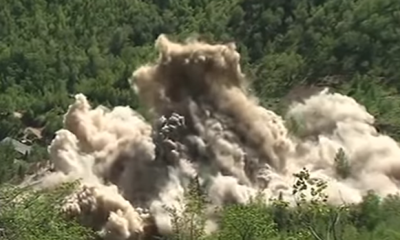 צפו: צפון קוריאה 'משמידה' את אתר הגרעין שלה