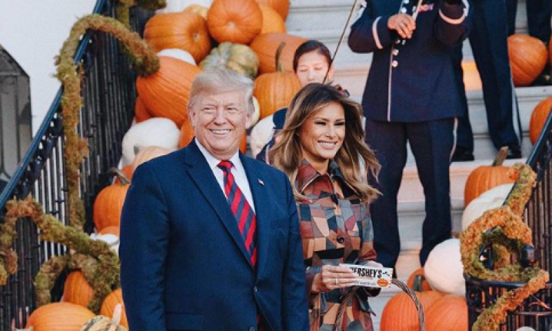 לא חסכה: מלניה מחלקת ממתקים בלוק יקר במיוחד