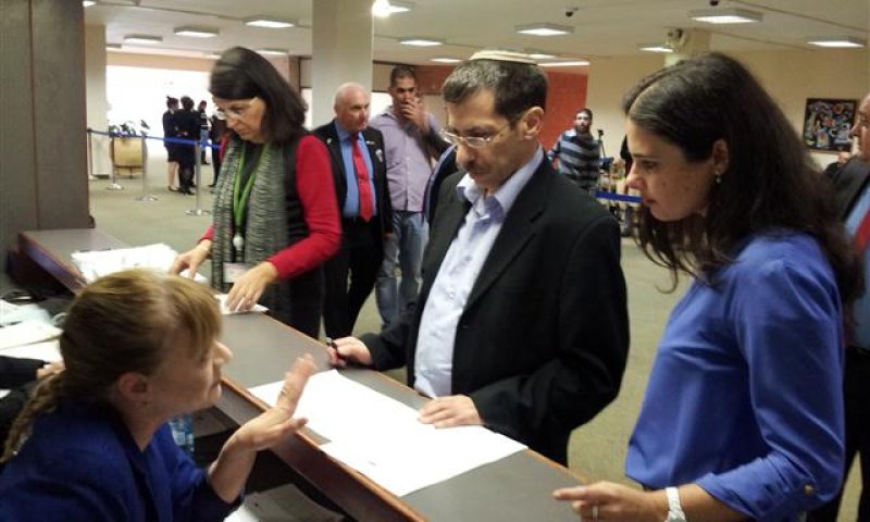 מפלגות הימין הגישו רשימות; העבודה והחרדים יחכו למחר