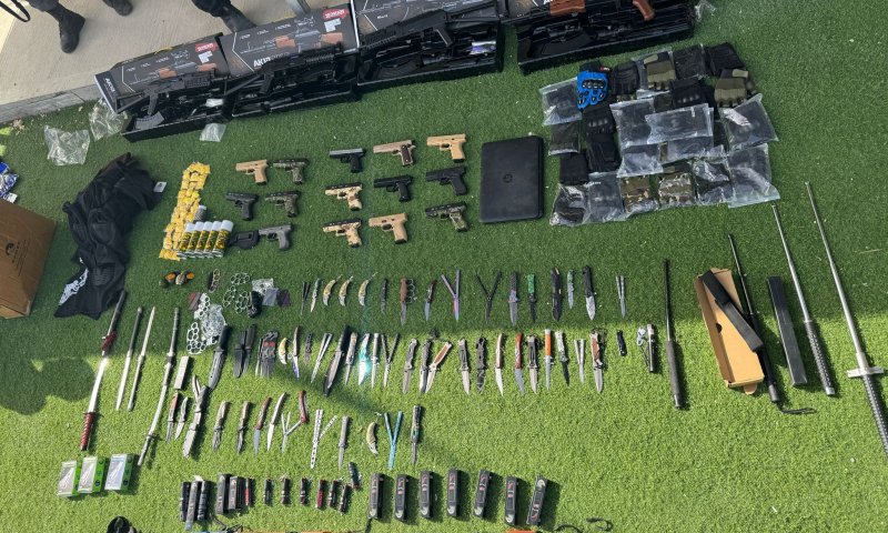 בחנות לבגדי נשים בחברון: נחשף מצבור ובו מאות פריטי לחימה