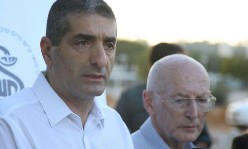 "הוא לחץ לנו את היד": שמעון פרס נלחם על חייו