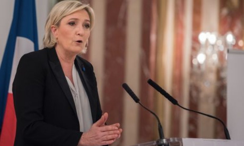 אחרי התבוסה, מארין לה פן חוטפת גם מאביה