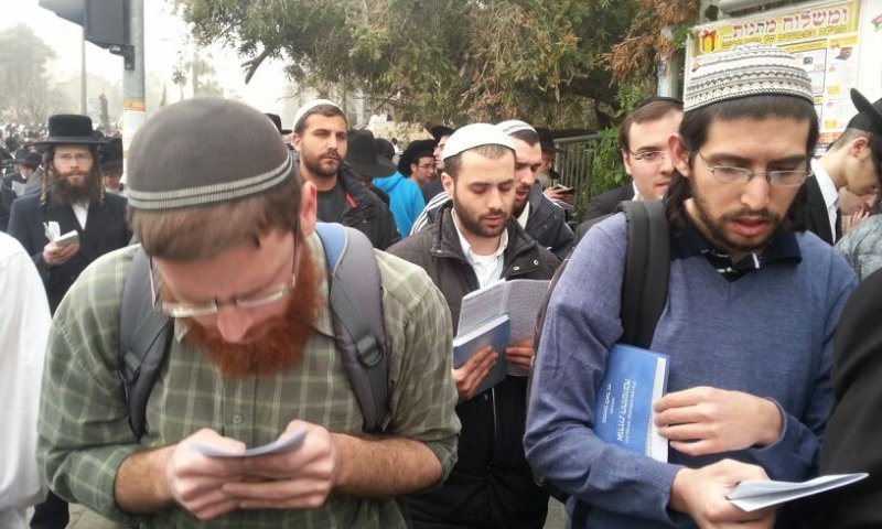 כשלוש מאות כיפות סרוגות בעצרת החרדים בירושלים