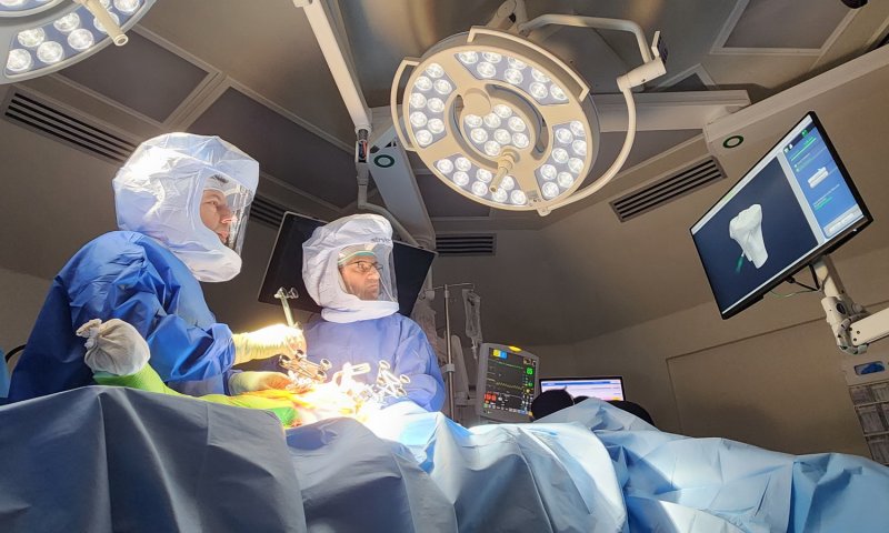 הרובוט שמבצע ניתוח להחלפת מפרקים. צפו