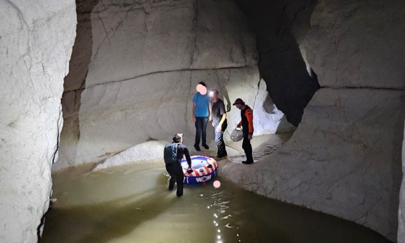זוג מטיילים רטובים נתקע בנחל דרגה, וחולץ בשלום