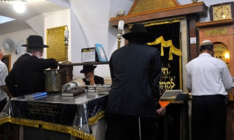 איך להפסיק את הדיבורים בבית הכנסת במהלך התפילה?