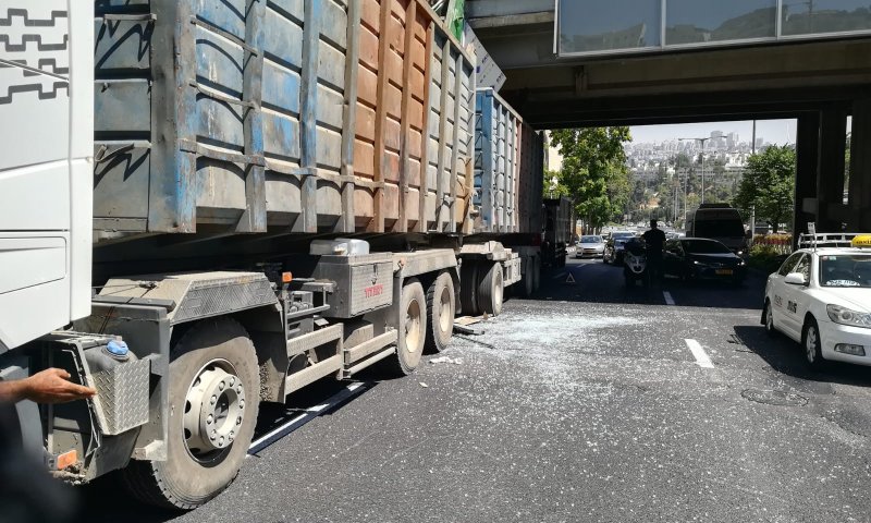 משאית התנגשה בגשר מעל קניון רמות