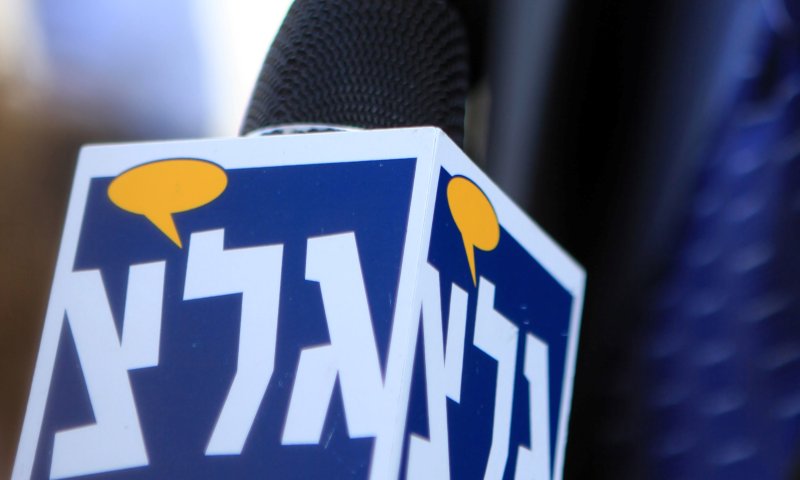 האזינו: הקריינית מתפקעת מצחוק באמצע המהדורה