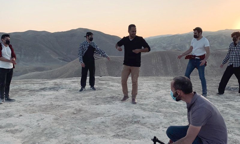 באמצע הצילומים: הג'יפ של הזמר הסרוג התדרדר. צפו