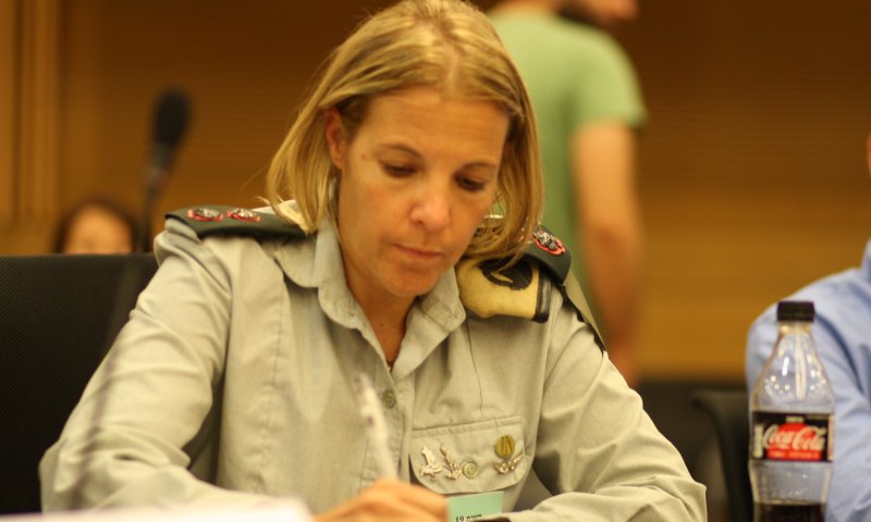 סא"ל במדים משתתפת בכנס נגד הדתה בכנסת