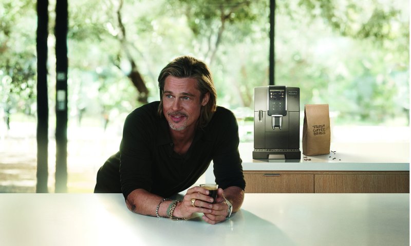 הג'וב הבא של בראד פיט: פרסום מוצרי חשמל | צפו