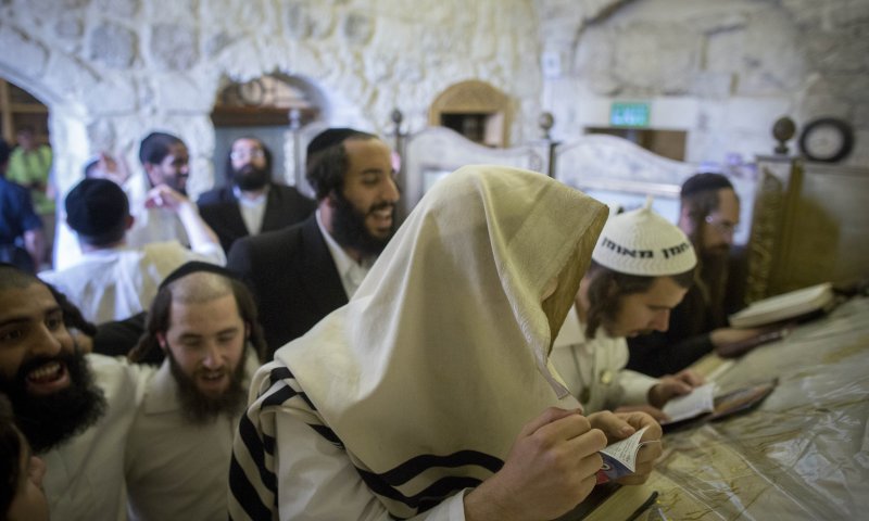 כתב הארץ יאיר אטינגר נעצר במהומה בקבר דוד