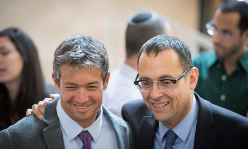 קללות ואיומים על הנדל והאוזר: "לא מתפטרים"