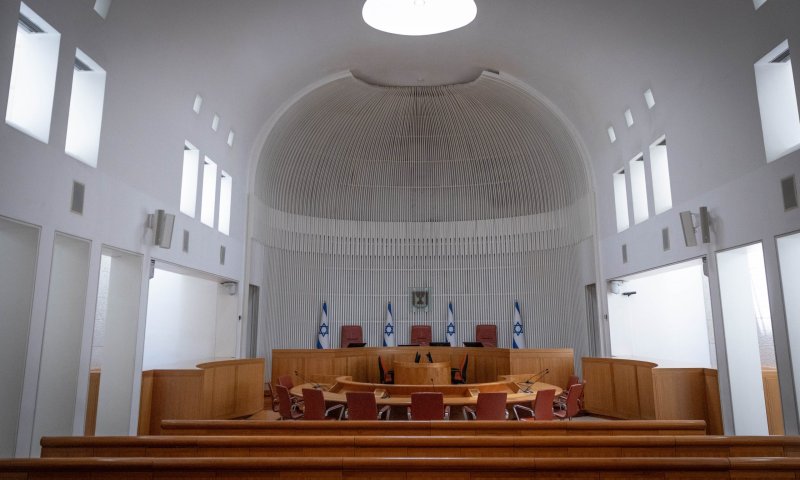 שופט הורה למתמחים לכתוב דוקטורט עבור קצינת משטרה