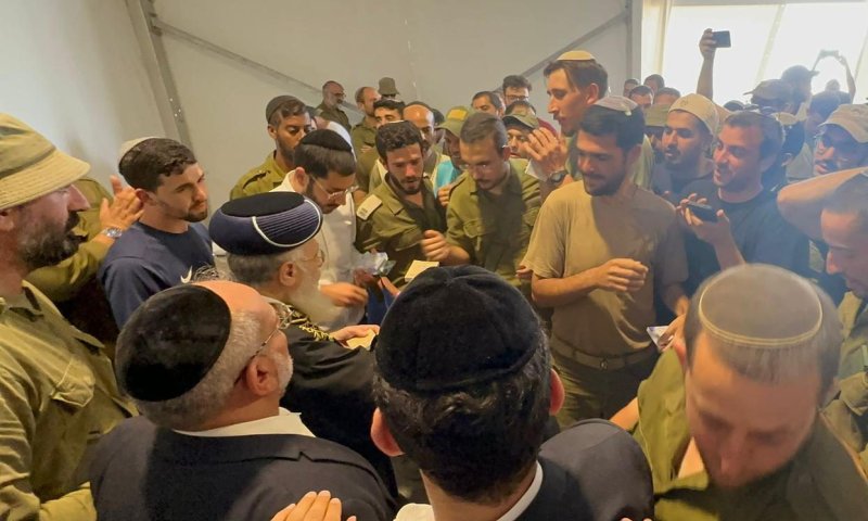 צפו: הרב יצחק יוסף בקבלת עול מלכות שמיים עם חיילים