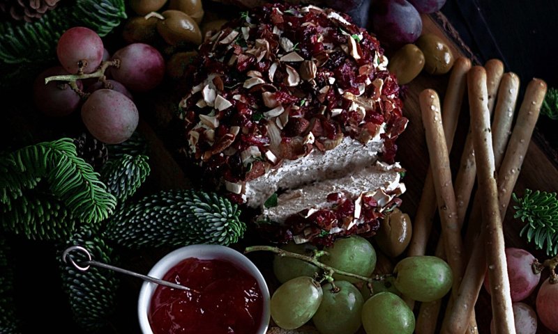 מיוחד: מתכון לכדור גבינה עטוף בפיצוחים