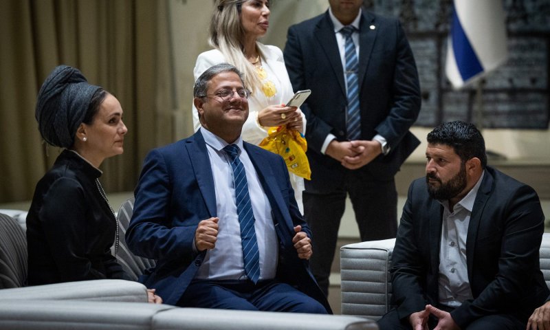 ילדים עומדים בתור ללחם והם עסוקים בשררה