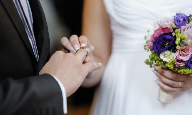 מזעזע: רבנים מחתנים פסולי חיתון וגובים אלפי שקלים