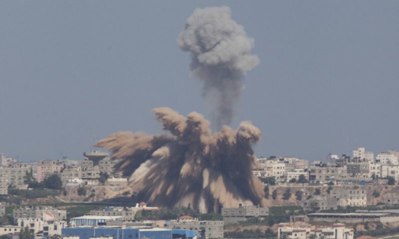 היום ה-2 של צוק איתן: צפו בתקיפות צה"ל בעזה