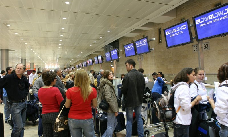 מכר כרטיסי טיסה פיקטיביים ותקע עשרות אנשים בניו יורק