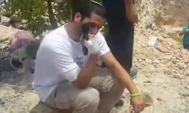 חברו הפצוע של דני גונן חזר למקום הרצח; צפו