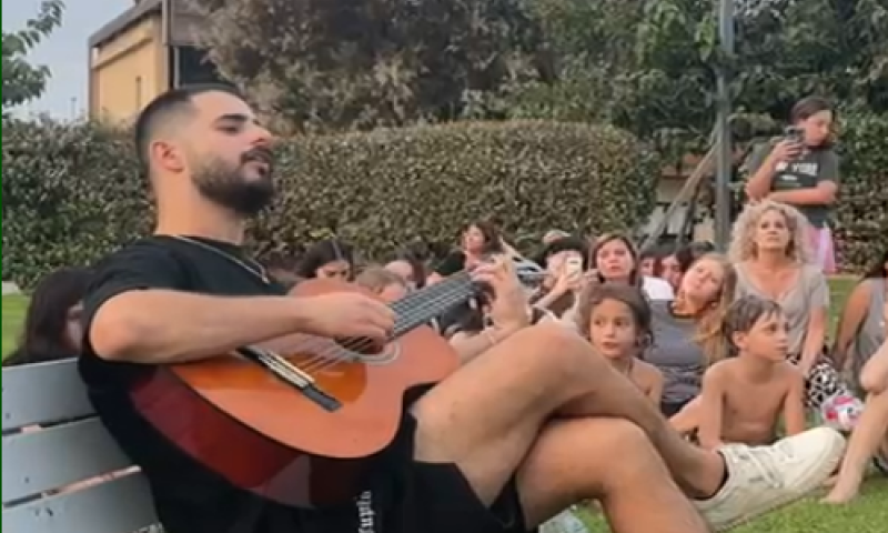 עדן חסון הגיע לשמח את משפחות קיבוץ זיקים | צפו