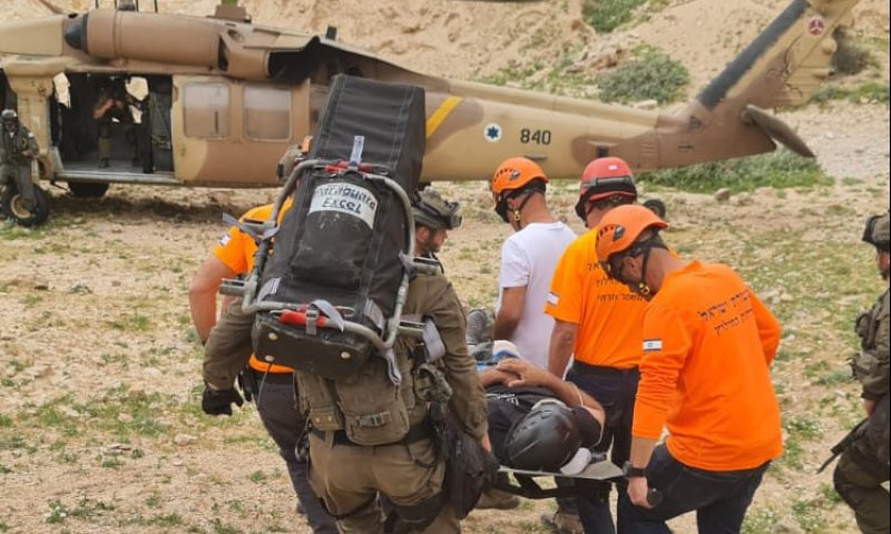 רוכב אופניים נפל לוואדי במדבר וחולץ במסוק