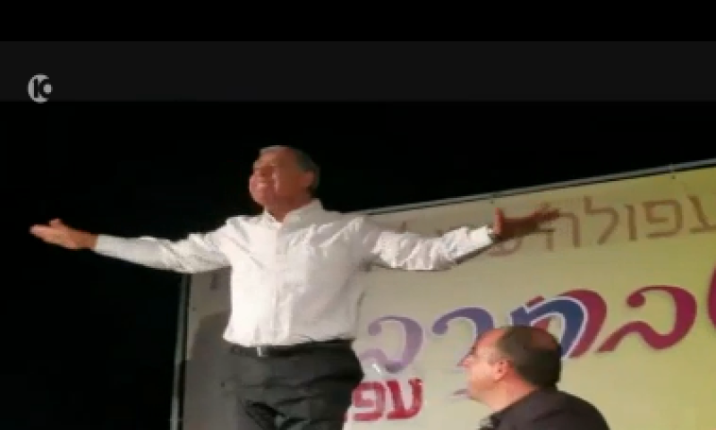 'תצביעו לי': צפו: ח"כ מיקי לוי עומד על כסא וצועק