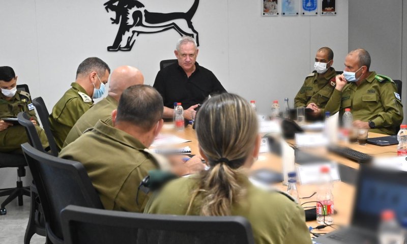 גנץ: נמשיך עם ההקלות וההטבות לפלסטינים