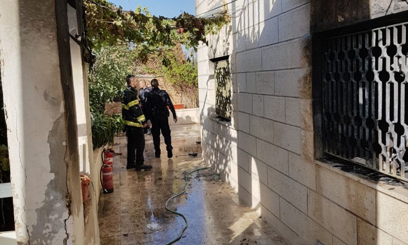 השוטר פרץ לבית הבוער והציל את שני הילדים