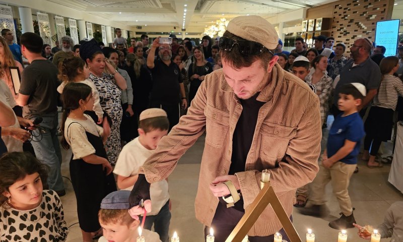 חבר כיתת הכוננות שנפצע קשה הדליק נר חנוכה