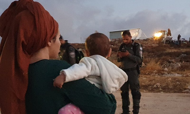 שוטרי מג"ב פרצו לבית: "יש פה אישה לא לבושה"