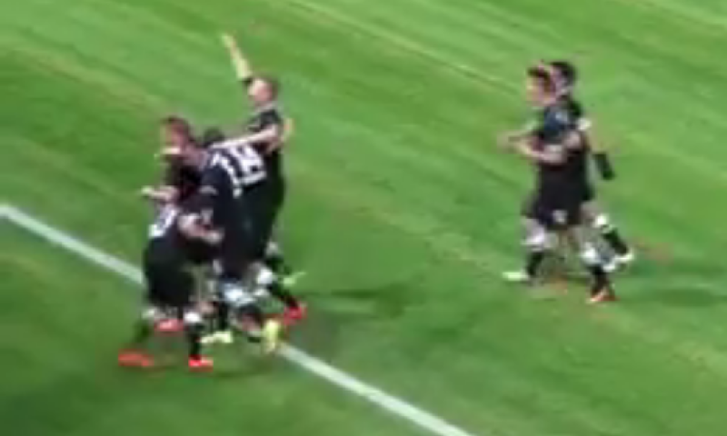 סערה בגרמניה: האם שחקן הצדיע במועל יד?