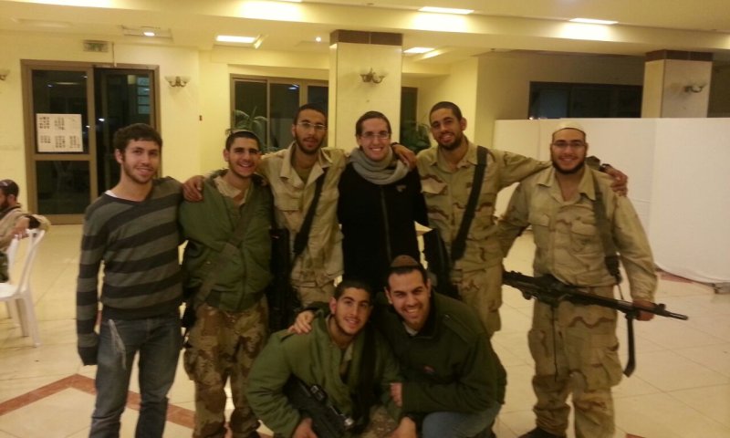 חיילי גולני: מיטה, סופגניה ושיעור- במחיר אחד