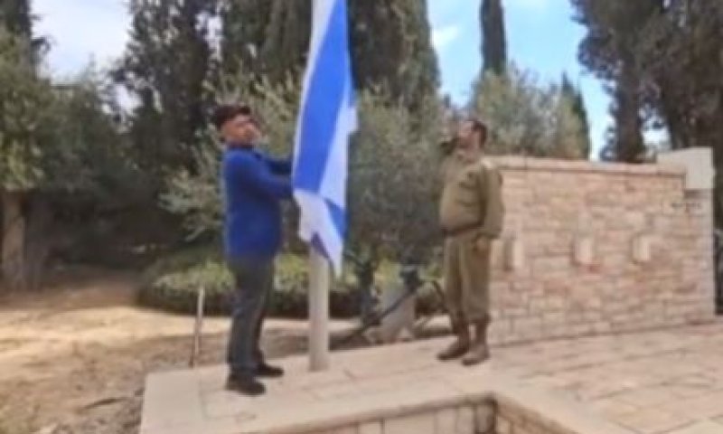 צפו: דגל ישראל מונף מחדש בבית העלמין הצבאי ברעים
