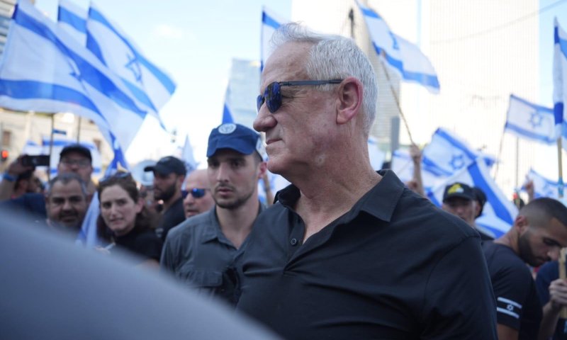 גנץ למשטרה: "להפעיל מינימום כוח על המפגינים"